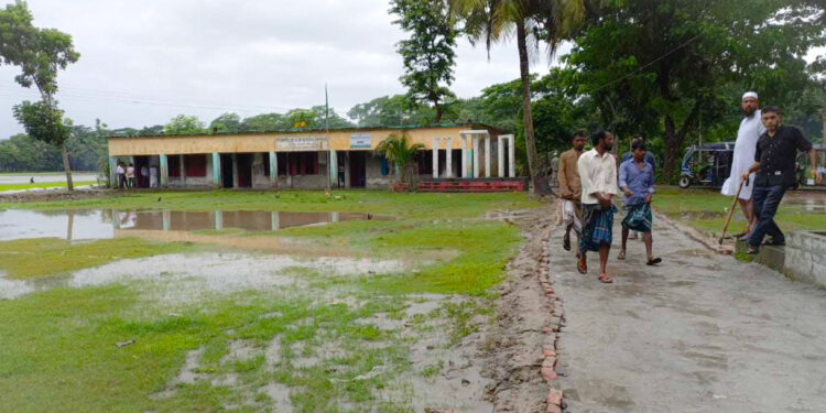 ঝালকাঠিতে স্কুলের মাঠ নষ্ট করে রাস্তা নির্মাণে চরম উত্তেজনা, রাস্তা রক্ষার্থে মানববন্ধন