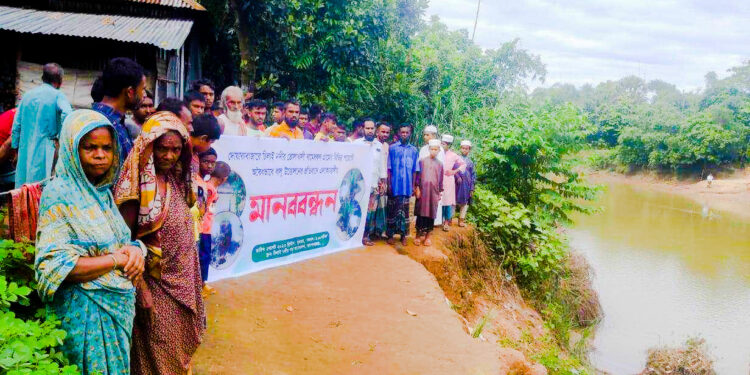 দোয়ারাবাজারে অবৈধভাবে বালু উত্তোলনের প্রতিবাদে মানববন্ধন