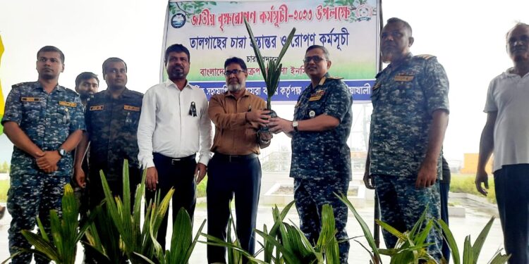 পটুয়াখালীর কলাপাড়ায় জাতীয় বৃক্ষ রোপণ কর্মসূচি উপলক্ষে তালগাছের চারা হস্তান্তর