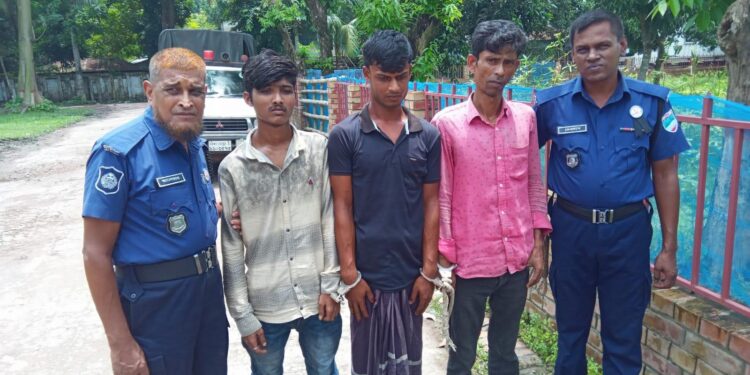 রামপালে থানা পুলিশের পৃথক অভিযানে মাদকসহ আটক ৩