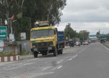 বাংলাবান্ধা বন্দরে পাথর আমদানি বন্ধ, বিপাকে শ্রমিক ও ক্ষুদ্র ব্যবসায়ীরা