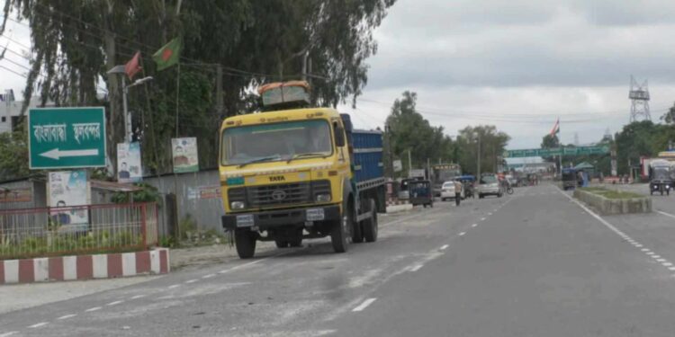 বাংলাবান্ধা বন্দরে পাথর আমদানি বন্ধ, বিপাকে শ্রমিক ও ক্ষুদ্র ব্যবসায়ীরা
