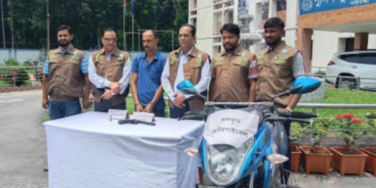 গাইবান্ধায় দেশীয় শুটার গান ও এক রাউন্ড গুলিসহ যুবক গ্রেফতার