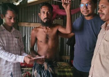 মহিপুরে আক্রান্ত মনিরুলের পাশে মানবিক সমাজ সেবা সংগঠন