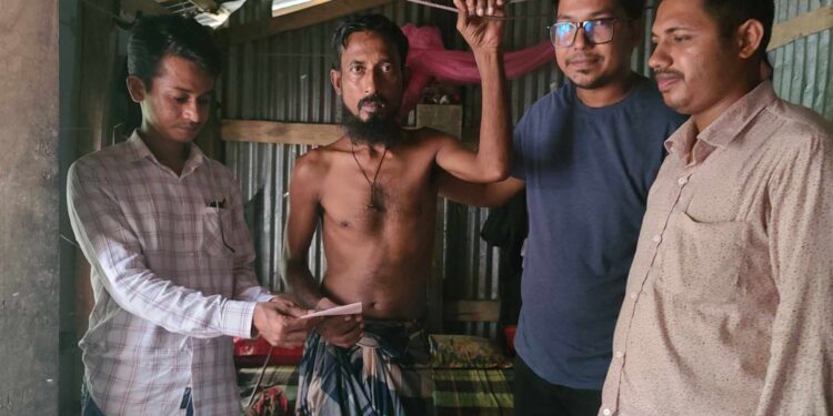 মহিপুরে আক্রান্ত মনিরুলের পাশে মানবিক সমাজ সেবা সংগঠন