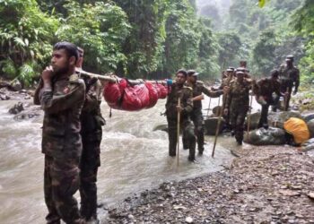 দুর্গম পাহাড়ে মানবতার সেবায় বাংলাদেশ সেনাবাহিনী- লাশ উদ্ধার