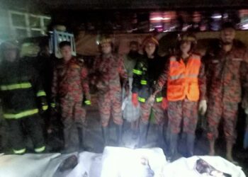 নরসিংদীতে ট্রাক ও মাইক্রোবাসের মুখোমুখি সংঘর্ষ; নিহত ৭ আহত ৪