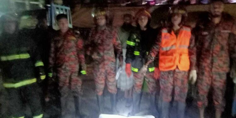 নরসিংদীতে ট্রাক ও মাইক্রোবাসের মুখোমুখি সংঘর্ষ; নিহত ৭ আহত ৪