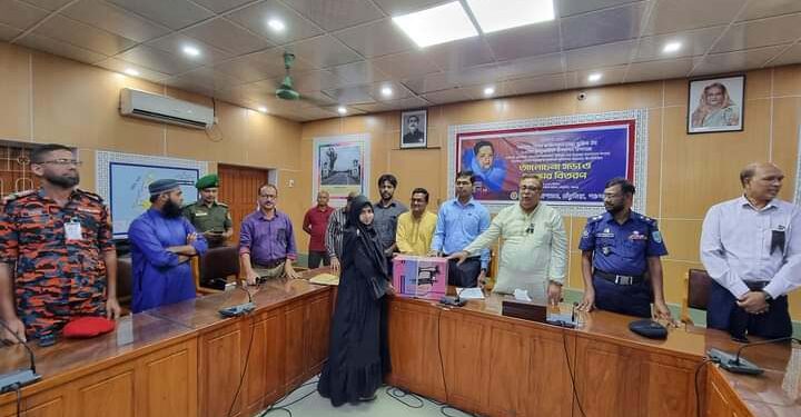তেঁতুলিয়ায় বঙ্গমাতা বেগম ফজিলাতুন্নেছা মুজিবের ৯৩তম জন্মদিনে সেলাই মেশিন বিতরন ও আলোচনা সভা অনুষ্ঠিত 