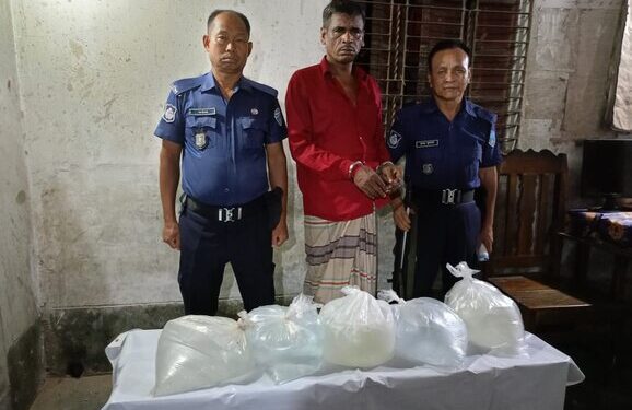 বাঁশখালী থানা পুলিশের অভিযানে ১০০ লিটার মদসহ গ্রেফতার ১ 