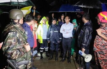 রাঙামাটি পার্বত্য পাহাড়ধসের ঝুঁকিতে বসবাসকারীদের আশ্রয়কেন্দ্রে নিতে কাজ করছে সেনাবাহিনী