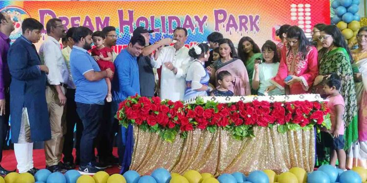 নরসিংদীতে জমকালো আয়োজনের মধ্যদিয়ে পালন করা হলো ড্রিম হলিডে পার্কের ১৩ বছরে পদার্পন