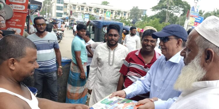পটুয়াখালীত সাবেক প্রতিমন্ত্রী মাহবুবুর রহমানের লিফলেট বিতরণ