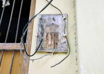 নড়াইলের লোহাগড়ায় পল্লী বিদ্যুতের লাইনম্যান ও কর্মকর্তা কর্তৃক হয়রানির প্রতিবাদে মানববন্ধন