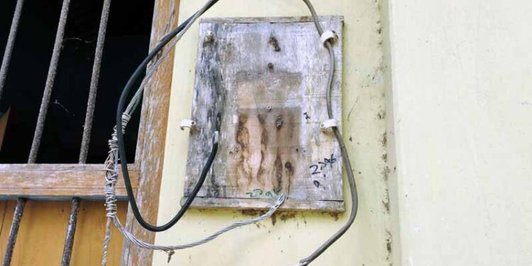 নড়াইলের লোহাগড়ায় পল্লী বিদ্যুতের লাইনম্যান ও কর্মকর্তা কর্তৃক হয়রানির প্রতিবাদে মানববন্ধন