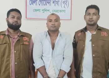 গোয়েন্দা পুলিশের জালে ভূয়া ডিবি 