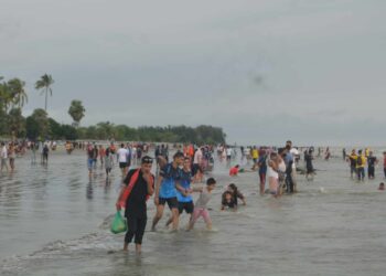 কুয়াকাটা সমুদ্র সৈকতে পর্যটকদের ঢল