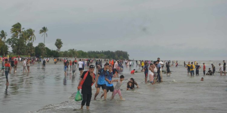 কুয়াকাটা সমুদ্র সৈকতে পর্যটকদের ঢল