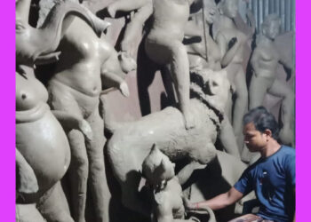 বাঘারপাড়ার প্রত্যান্ত অঞ্চল ১১ খানের ঘোড়ানাছে চলছে প্রতিমা তৈরির কাজ