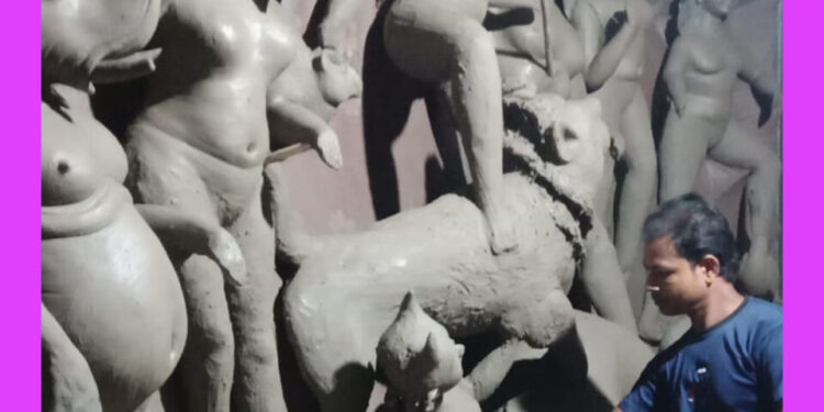 বাঘারপাড়ার প্রত্যান্ত অঞ্চল ১১ খানের ঘোড়ানাছে চলছে প্রতিমা তৈরির কাজ