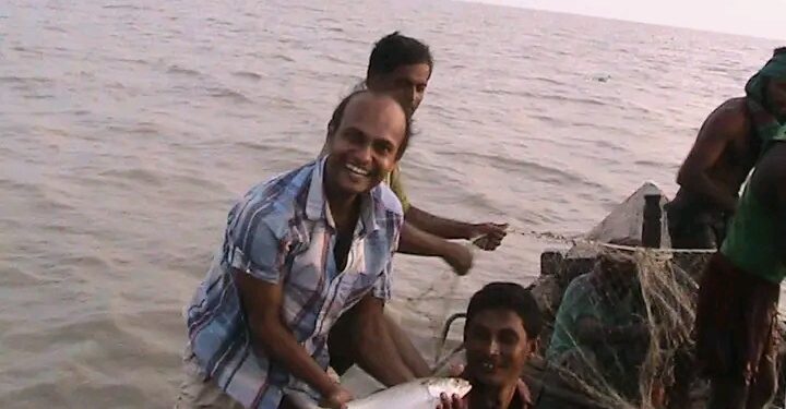 নিষেধাজ্ঞার আগেই ঝড়-বৃষ্টি উপেক্ষা করে সাগরে ছুটছেন জেলেরা, ধরা পড়ছে ঝাঁকে ঝাঁকে ইলিশ