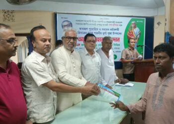 গাইবান্ধায় অস্বচ্ছল পুরোহিত ও সনাতন ধর্মাবলম্বীদের মধ্যে আর্থিক সহায়তা প্রদান