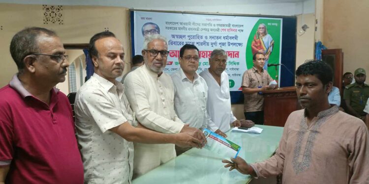 গাইবান্ধায় অস্বচ্ছল পুরোহিত ও সনাতন ধর্মাবলম্বীদের মধ্যে আর্থিক সহায়তা প্রদান