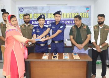 নড়াইল সাইবার ক্রাইম ইনভেস্টিগেশন সেল কর্তৃক হারিয়ে যাওয়া ১০ টি মোবাইল ফোন উদ্ধারপূর্বক প্রকৃত মালিকদের নিকট  হস্তান্তর