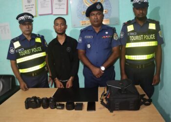 বন্ধু সেজে পর্যটকদের মালামাল চুরি, চব্বিশ ঘণ্টা পর চোর আটক।