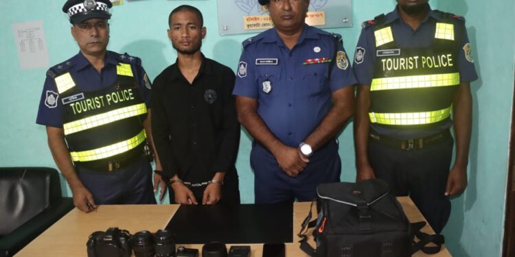 বন্ধু সেজে পর্যটকদের মালামাল চুরি, চব্বিশ ঘণ্টা পর চোর আটক।