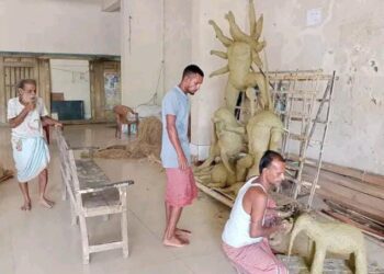 ভোলায় দূর্গা পূঁজার প্রতিমা তৈরীতে ব্যস্ত সময় পার করছেন কারিগররা