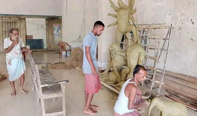 ভোলায় দূর্গা পূঁজার প্রতিমা তৈরীতে ব্যস্ত সময় পার করছেন কারিগররা
