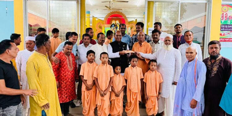 কলাপাড়ায় পুজা মন্ডপে আর্থিক অনুদান দিলেন এমপি মহিব