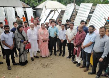 বগুড়ার  সারিয়াকান্দিতে  নদীভাঙ্গনে  ক্ষতিগ্রস্ত   পরিবারের মাঝে নগদ টাকা ও ঢেউটিন বিতরণ