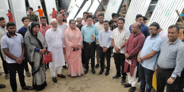 বগুড়ার  সারিয়াকান্দিতে  নদীভাঙ্গনে  ক্ষতিগ্রস্ত   পরিবারের মাঝে নগদ টাকা ও ঢেউটিন বিতরণ