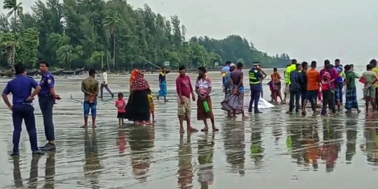 কুয়াকাটা সৈকত থেকে অজ্ঞাত ব্যক্তির অর্ধগলিত লাশ উদ্ধার