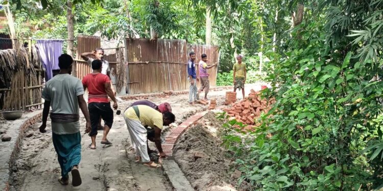 নড়াইলে লিবিয়া প্রবাসী যুবকের অর্থে তৈরী হচ্ছে সড়ক কমবে ৫’শ পরিবারের ভোগান্তি