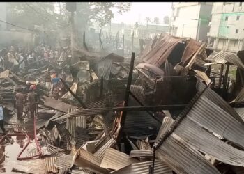 নরসিংদীতে কাপড়ের পাইকারী বাজার বাবুরহাটে অগ্নিকান্ড ৪ ঘন্টার চেষ্টায় আগুন নিয়ন্ত্রণে দুইশতাধিক দোকান ভস্মীভূত