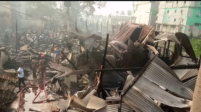 নরসিংদীতে কাপড়ের পাইকারী বাজার বাবুরহাটে অগ্নিকান্ড ৪ ঘন্টার চেষ্টায় আগুন নিয়ন্ত্রণে দুইশতাধিক দোকান ভস্মীভূত