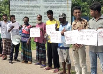 পটুয়াখালীতে পাট গবেষণা ইনস্টিটিউটে বহিরাগত শ্রমিক নিয়োগের প্রতিবাদে মানববন্ধন