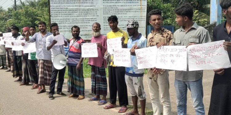 পটুয়াখালীতে পাট গবেষণা ইনস্টিটিউটে বহিরাগত শ্রমিক নিয়োগের প্রতিবাদে মানববন্ধন