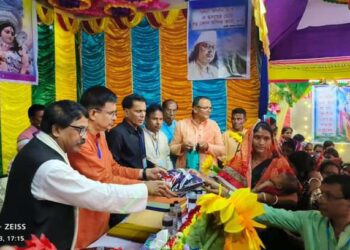 মহেশপুরে মহাষ্টামী তিথিতে ৪শ’ নারীদের মাঝে এমপি চঞ্চলের বস্ত্র বিতরণ