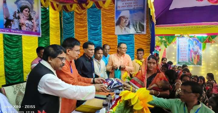 মহেশপুরে মহাষ্টামী তিথিতে ৪শ’ নারীদের মাঝে এমপি চঞ্চলের বস্ত্র বিতরণ