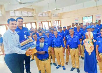 গাইবান্ধায় ৭১৪ গ্রাম পুলিশ পেল নতুন পোশাক