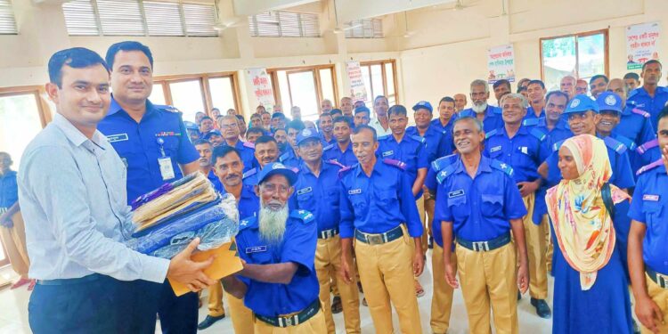 গাইবান্ধায় ৭১৪ গ্রাম পুলিশ পেল নতুন পোশাক
