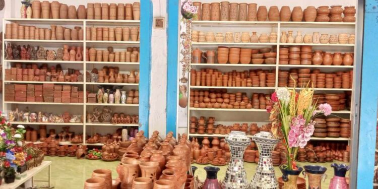 মৃৎ শিল্পের পণ্য এখন দেশের গন্ডি পেরিয়ে বিদেশের বাজারে