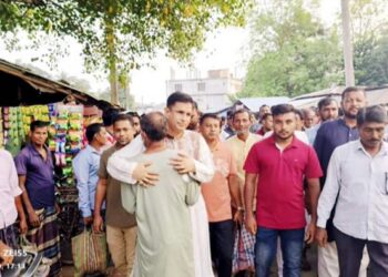 হাটে-বাজারে শেখ হাসিনার উন্নয়নের বার্তা পৌঁছে দিচ্ছেন এমপি চঞ্চল