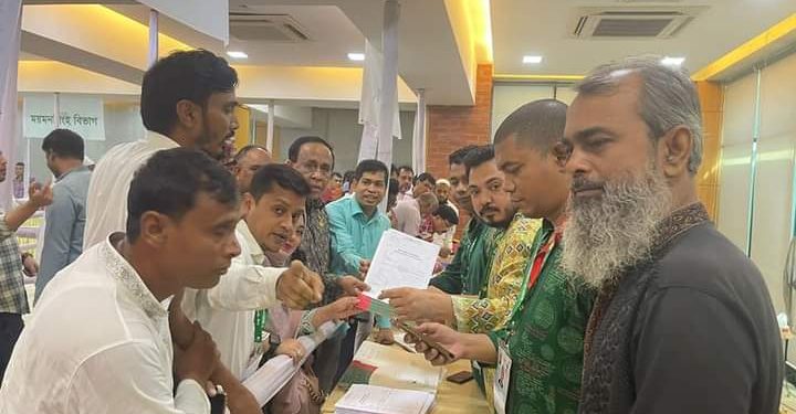 চট্টগ্রাম ১৬ আসনে আ. লীগের মনোনয়ন ফরম জমা দিলেন মোস্তাফিজ