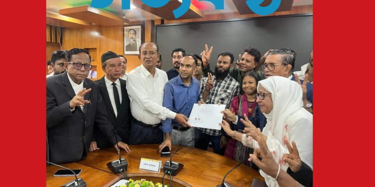 মাশরাফীর পক্ষে মনোনয়ন সংগ্রহ করলেন জেলা আওয়ামী লীগ 