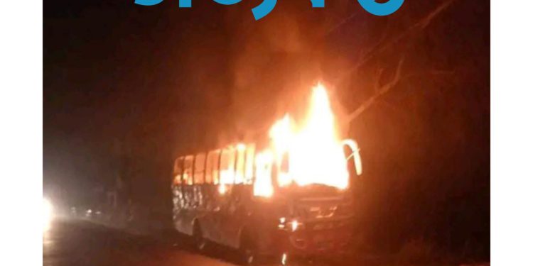 রামপালে বাসে আগুন জ্বালিয়ে দিয়ে পালালো দুর্বৃত্তরা